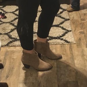 Women's ankle booties